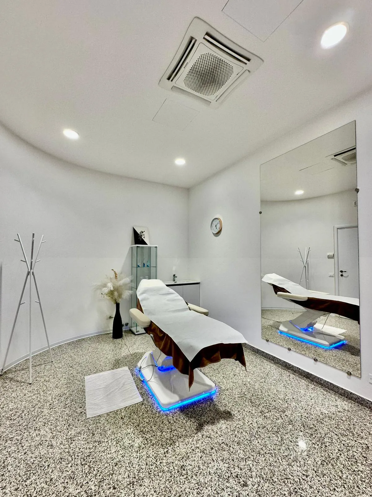 descrizione pedicure con smalto semipermanente